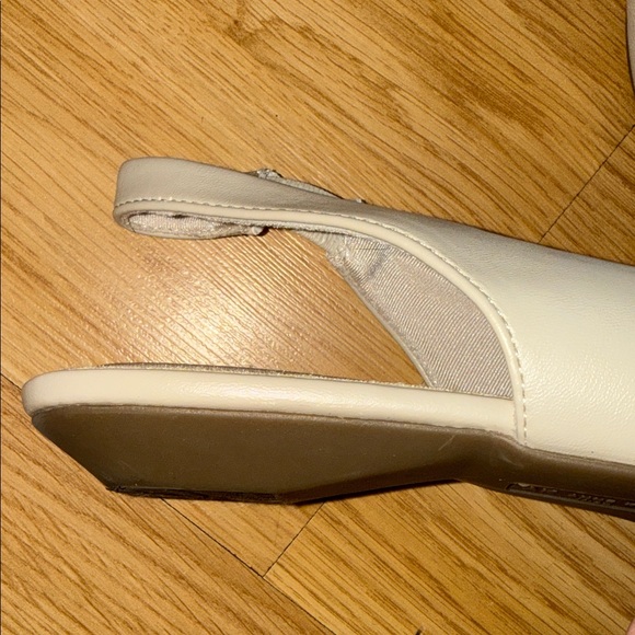 Anne Klein Iflex Comfort Shoes Flat Short Heels Slingback Beige Size 9 - Picture 3 of 6
